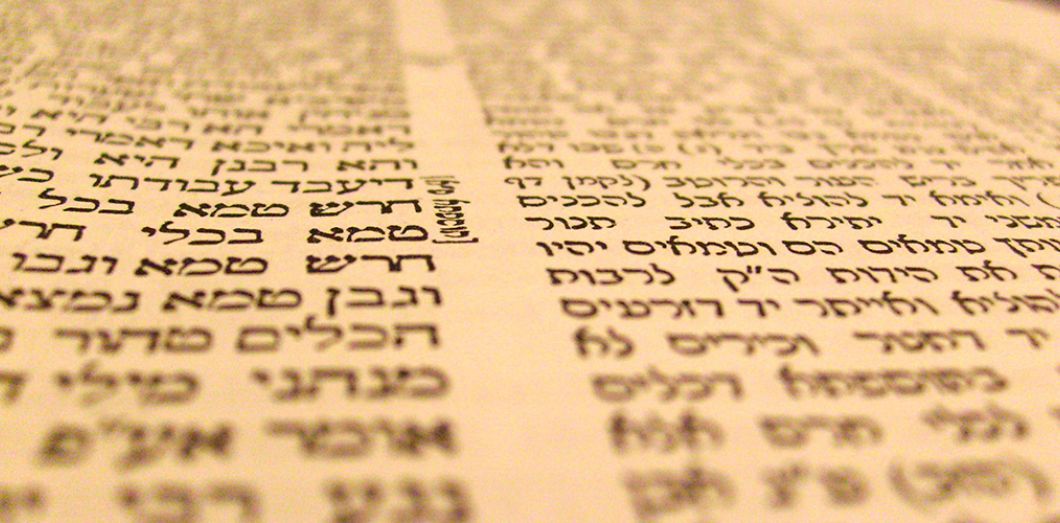 A diagram of the standard Vilna page layout of the Talmud, showing the Mishnah and Gemara in the center surrounded by Rashi, Tosafot, and other apparatus.